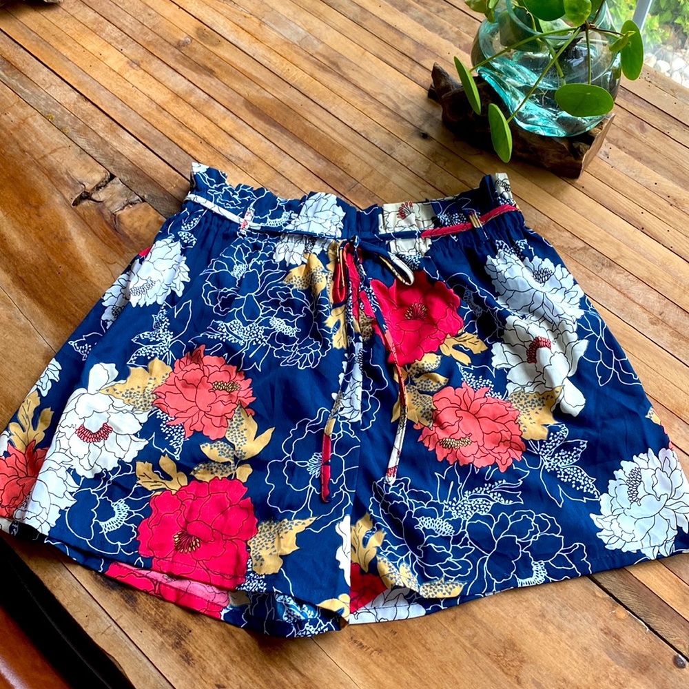 NWT Elastic Waist Floral Shorts